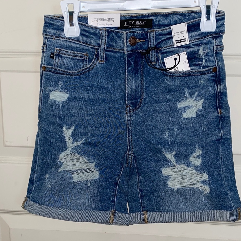 NWT Judy Blue Blue jean Distressed Rolled Hem Denim Shorts